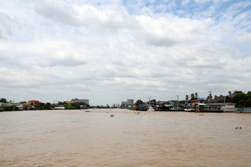 Naklejka premium Beautiful view of Chaophraya River, many white cloud on the blue sky.