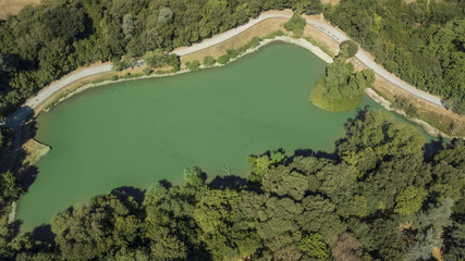 Vista aerea ortogonale del piccolo lago che si trova all'interno del parco di Villa Doria Pamphilj...