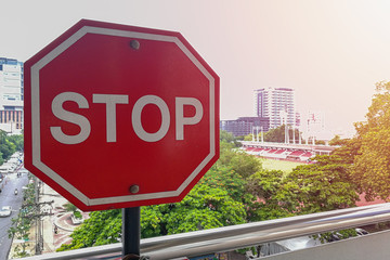 Obraz premium Stop sign with a street in the background