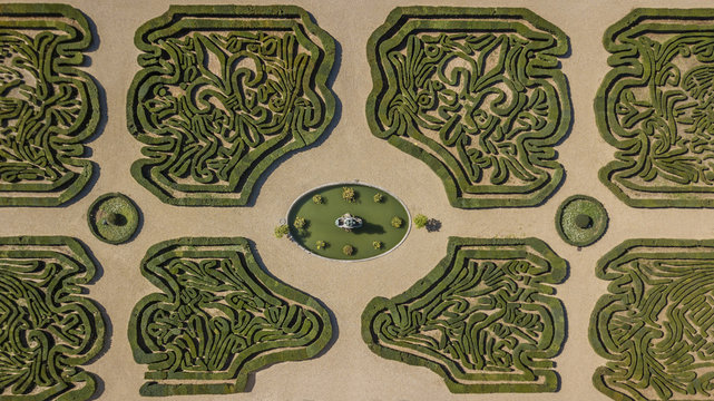 Vista aerea ortogonale del giardino segreto di Villa Doria Pamphilj a Roma. Questo &egrave; un dettaglio dei piccoli labirinti costruiti tra le siepi.