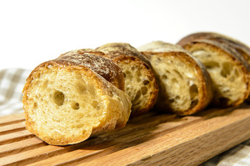 Brotscheiben auf Eichebrett