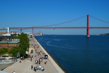 Fototapeta na wymiar MAAT di Lisbona e veduta