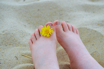 Blume zwischen den Zehen