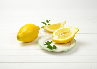 whole and sliced lemons