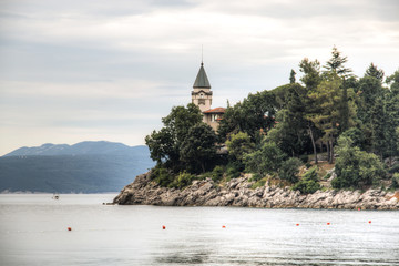 Naklejka premium A little church next to the Adriatic sea in Lovran in Croatia 