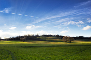 Weites Land mit Sonnenstrahlen