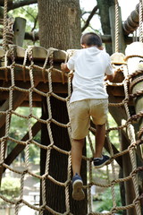 綱渡りで遊ぶ小学生(2年生)