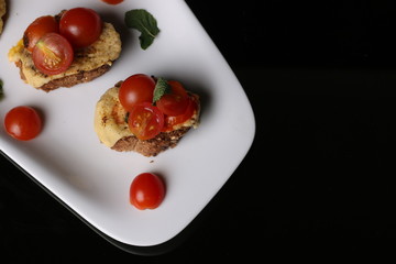 cheese bread with tomato