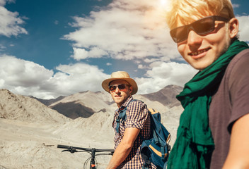 Obraz premium Two mountain bikers portrait on Himalaya view