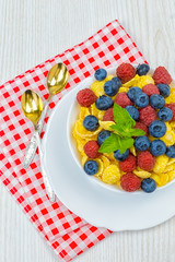 cornflakes, breakfast of cornflakes and berries