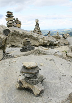 vue en haut du mont gerbier-de-jonc,empilement de galets 