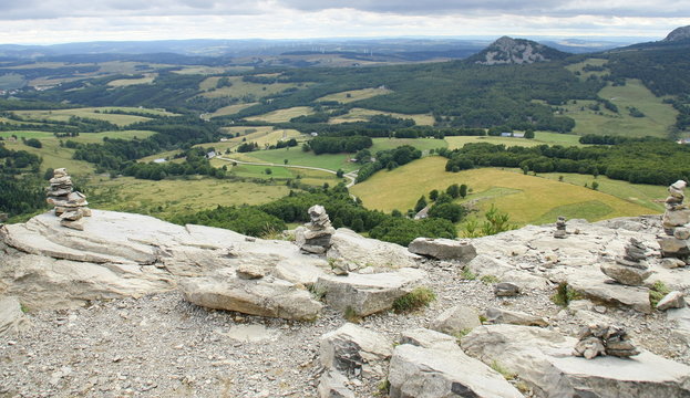 vue en haut du mont gerbier-de-jonc,empilement de galets 