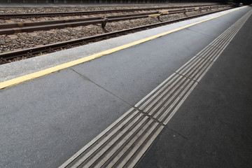 Fototapeta premium U-Bahn Linie - Bewegung und Stillstand