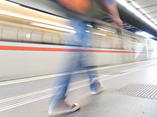 U-Bahn Linie - Bewegung und Stillstand