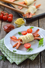 Wiener Würstchen im Schlafrock (mit Bätterteig umwickelt) gebacken – Vienna sausages baked in puff pastry