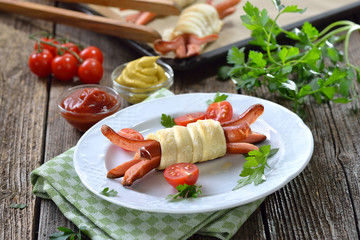 Wiener Würstchen im Schlafrock (mit Bätterteig umwickelt) gebacken – Vienna sausages baked in puff pastry