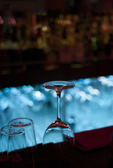 夜のバーカウンター