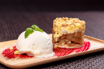 apple crumble with ice cream