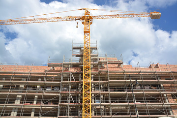 grúa en un edifico en obras