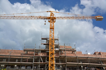 grúa en un edificio en obras