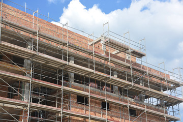 andamios en un edificio en obras