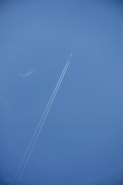 飛行機雲と青空（旅立ち、未来を拓く、躍進などのイメージ）