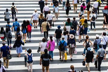 横断歩道を渡る人々