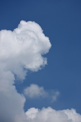 青空と雲「空想・雲のモンスター（犬などのイメージ）見守る、保護、賢い、穏やかな、温厚などのイメージ