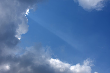 Fototapeta na wymiar 青空と雲間からこぼれる日差し「空想・雲のモンスター」（栄光、夢、未来、可能性、見つめるなどのイメージ）