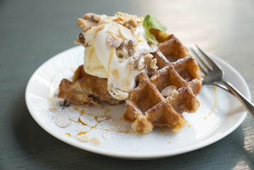 ワッフルのクリーム添え