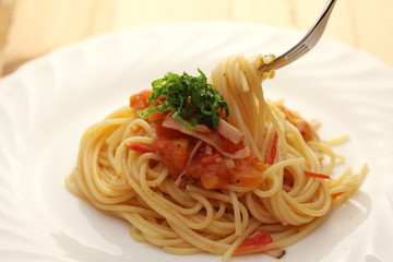 冷製パスタ／Cold spaghetti with tomato and shiso leaf