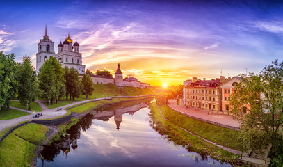 Kremlin in Pskov, Russia. Ancient fortress. Golden dome of Trinity Church. The Golden Embankment of Pskov. - obrazy, fototapety, plakaty