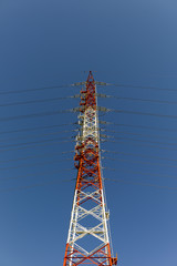 送電用高圧線と鉄塔
