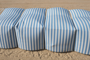 Fototapeta na wymiar Cabines de plages rayées bleues