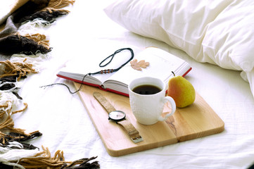Fototapeta na wymiar The bed in the bedroom, morning, Breakfast, coffee, sleeping cat