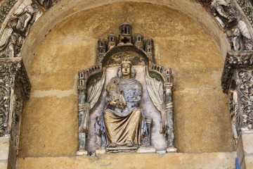 Details et statues de la cathedrale de Reims en France