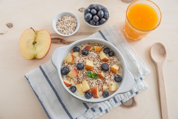 Joghurt mit Müsli und Beeren 