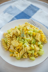 Curry Nudelsalat mit Hähnchen 
