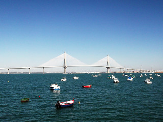 Puente de La Constitución, llamado La Pepa, con barco, mar y nubes en Cádiz, Andalucía. España