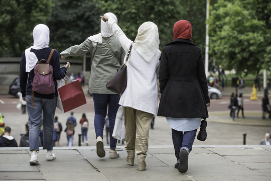 vier junge Frauen mit Kopftuch