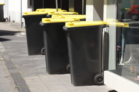 Gelbe Tonnen, Wertstofftonnen f&uuml;r Plastikm&uuml;ll