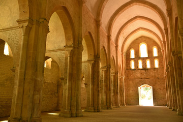 Nef de l'église de l'abbaye royale cistercienne de Fontenay en Bourgogne, France