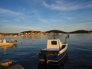 Obraz na płótnie Canvas Kroatien, Adriaküste, Dalmatien, Region Split, Rogoznica mit Bucht und Yachthafen