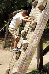 ロープで壁を登る小学生(2年生)