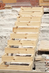 halbfertige Holztreppe auf einer Baustelle