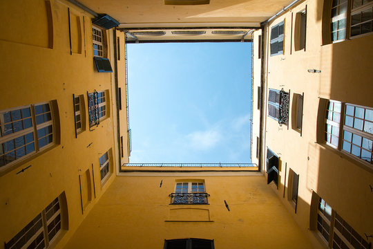 Patio jaune &agrave; G&ecirc;nes
