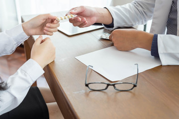 Obraz premium Physicians are advised to use the drug to treat patients.