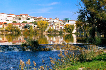 Fototapeta na wymiar La ciudad de Zamora desde el puente de piedra sobre el río Duero