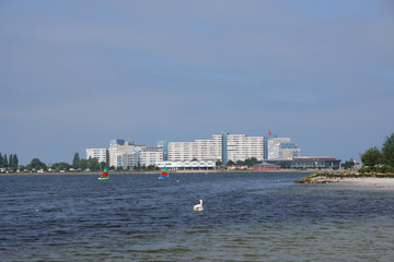 Naklejka premium Binnensee mit Ferienzentrum im Ostseebad Heiligenhafen, Schleswig-Holstein