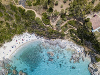 Paradiso del sub, spiaggia con promontorio a picco sul mare. Zambrone, Calabria, Italia. Immersioni relax e vacanze estive. Vista aerea
